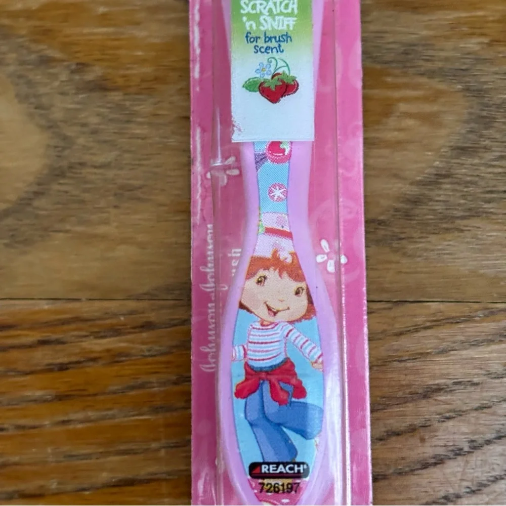 Strawberry ShortCake Youth Toothbrush Scratch And Sniff Soft 2005 NEW